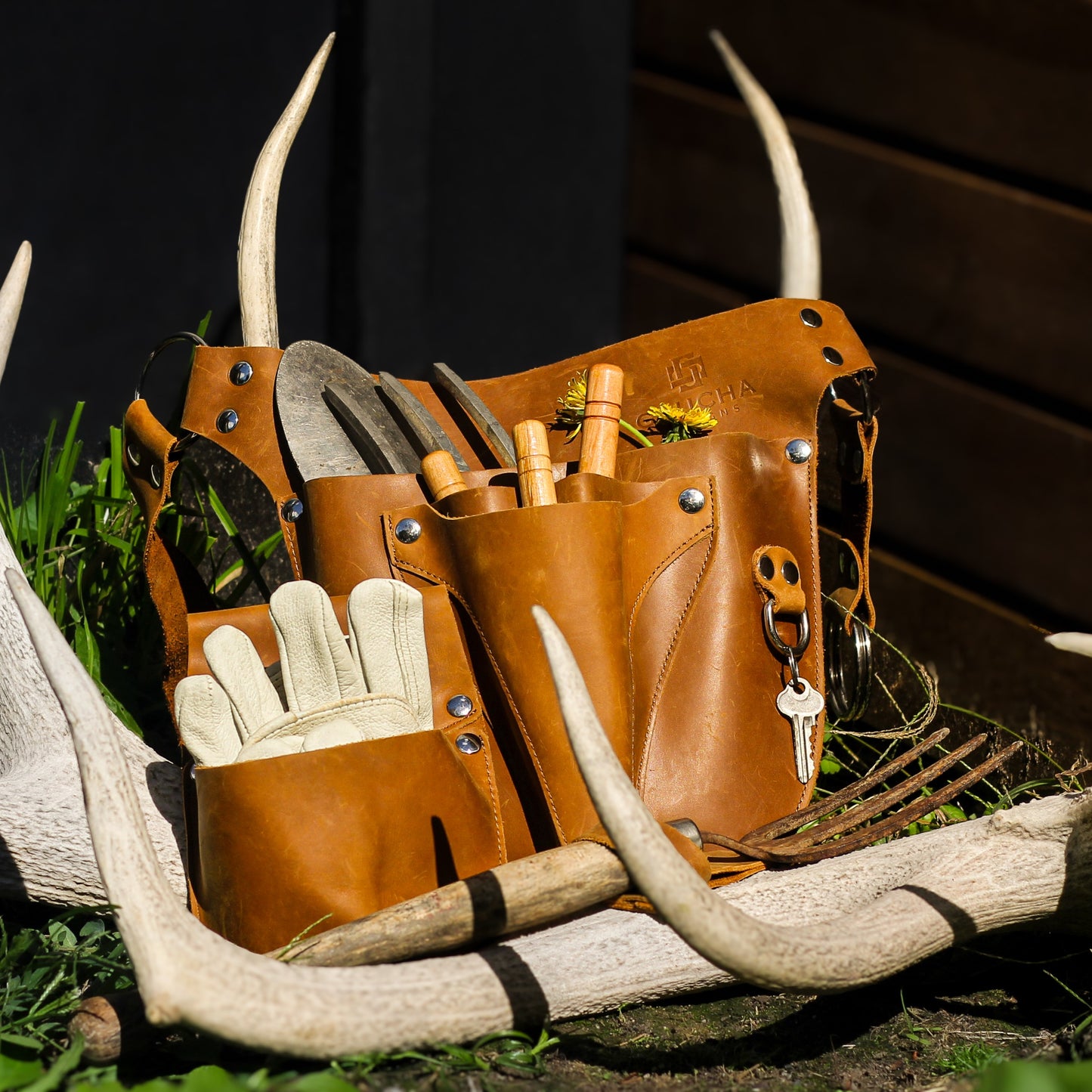 Gardening belt in full-grain crazy horse leather